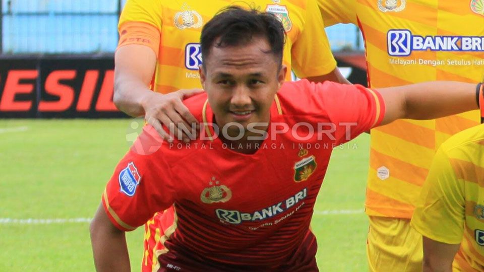 Kiper Bhayangkara FC, Wahyu Tri Nugroho. Copyright: &copy; Ian Setiawan/INDOSPORT